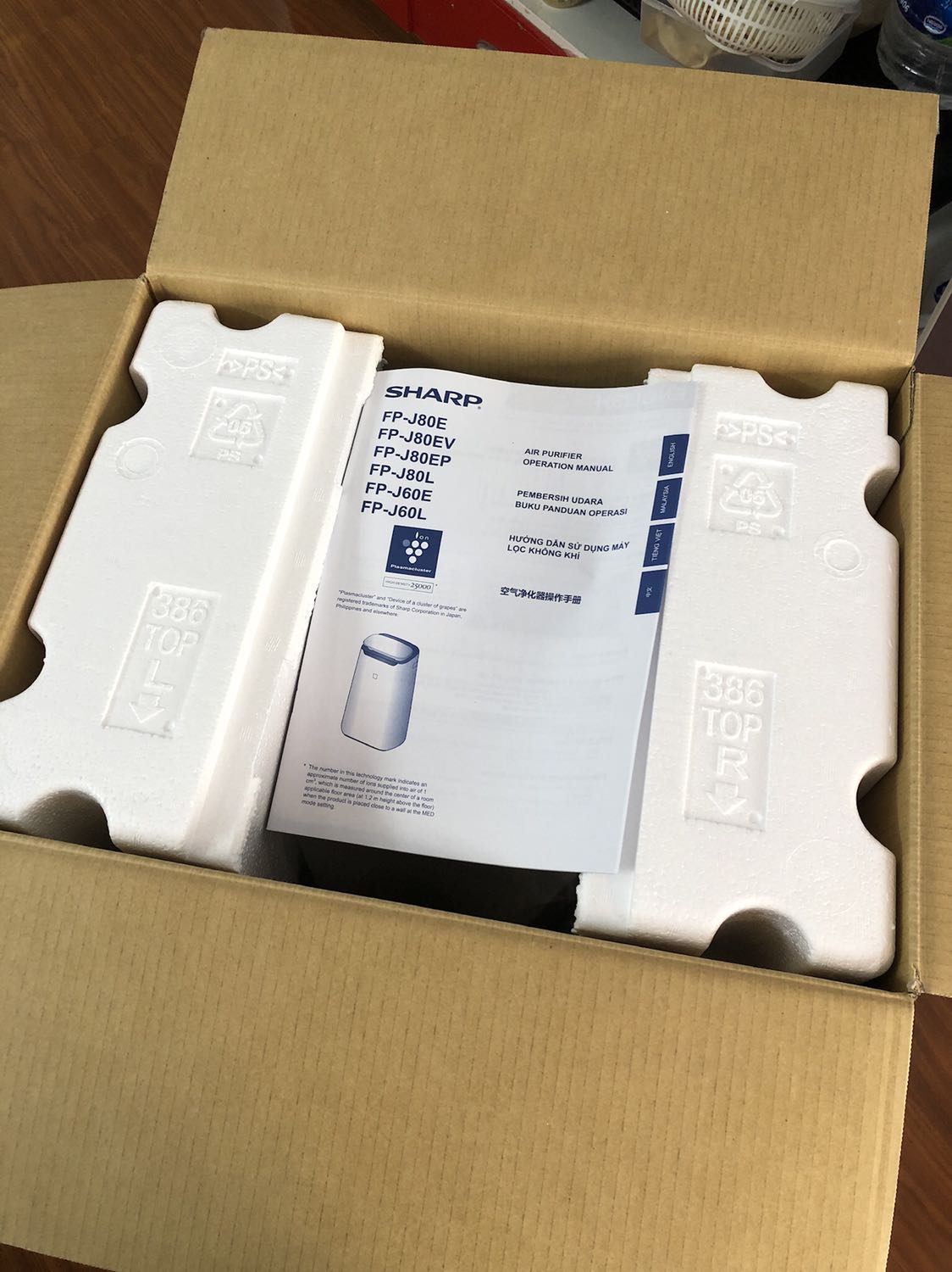 Máy khoẻ, hút bụi và khử mùi ok. Ngày hết hạn bảo hành theo Giấy bảo hành khi mở hộp vào tháng 11/2021(đúng tháng mua hàng), sản xuất từ tháng 7/2020, có vẻ là hàng tồn kho. Gọi lên tổng đài hãng Sharp nhân viên hãng báo hỗ trợ active luôn và đảm bảo đủ 1 năm bảo hành tính từ ngày mua trên Tiki.