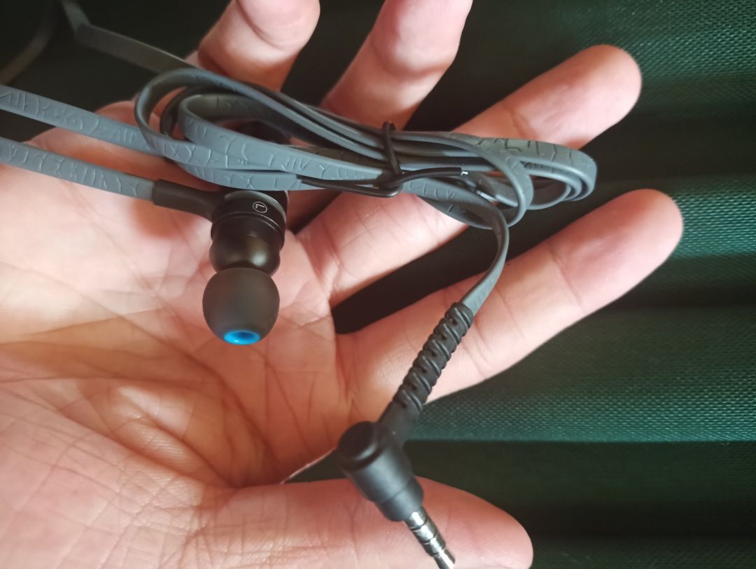 Đánh giá qua 12h sử dụng đầu tiên
•ship nhanh hơn dự tính 5*
• Phụ kiện đầy đủ (chưa dùng thử) 
• đóng gói có bọc thêm lớp bóng bên ngoài hộp rất sạch ok. 

★chất lượng âm thanh:
+ Bass to,  ai thích bass đùng đùng sẽ hợp. nhưng đổi lại bass to hơi lấn mất âm thanh/tiếng/giọng hát của những bài nhạc nhẹ, thư giản,  nhạc buồn.
+ Thành ra nếu tăng âm lượng để nghe rõ giọng/tiếng hát thì bass lại quá to tai,  còn để âm vừa nghe thì giọng/tiếng hát lại bị hơi nhỏ. 

- Tai nghe có thiết kế hơi dài nên đeo khi nằm gối ghiêng 1 bên (như khi ngủ chẳng hạn) sẽ khó mà được ,  bị cấn.