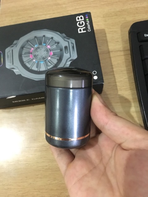 Máy này ai chưa mua thì nên mua dùng thử nhé, đảm bảo cạo râu sạch sẽ, mà êm kinh khủng.
Hàng ship rất nhanh, hôm qua đặt nay đã nhận được, hàng của shop không có gì để chê cả, chất lượng.