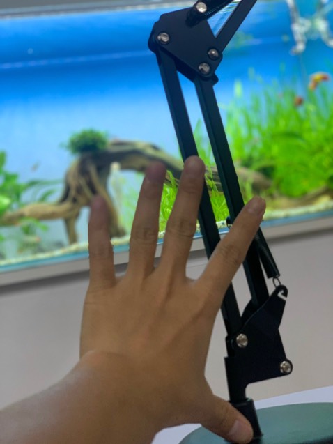 khung kim loại cực chi chắc chắn, đúng hàng hãng dùng vẫn thích. Trước mình mua 1 cái tương tự nhưng chẳng dùng dc, đế nhẹ cứ đặt đt lên là dễ lật. Chuyển sang sp này quá oke.