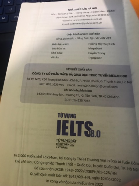 Sách rất hay, nhiều từ vựng đắt, giải thích rất dễ hiểu. Mình nghĩ những bạn nào yếu, đặc biệt là kĩ năng nói nên mua quyển này vì hỗ trợ rất nhiều cho việc học từ vựng. Tuy nhiên Tiki gói ẩu quá, phần cuối sách bị nhăn, may là không rách tí nào. 

Sách rất xứng đáng để mua nhé mọi người.