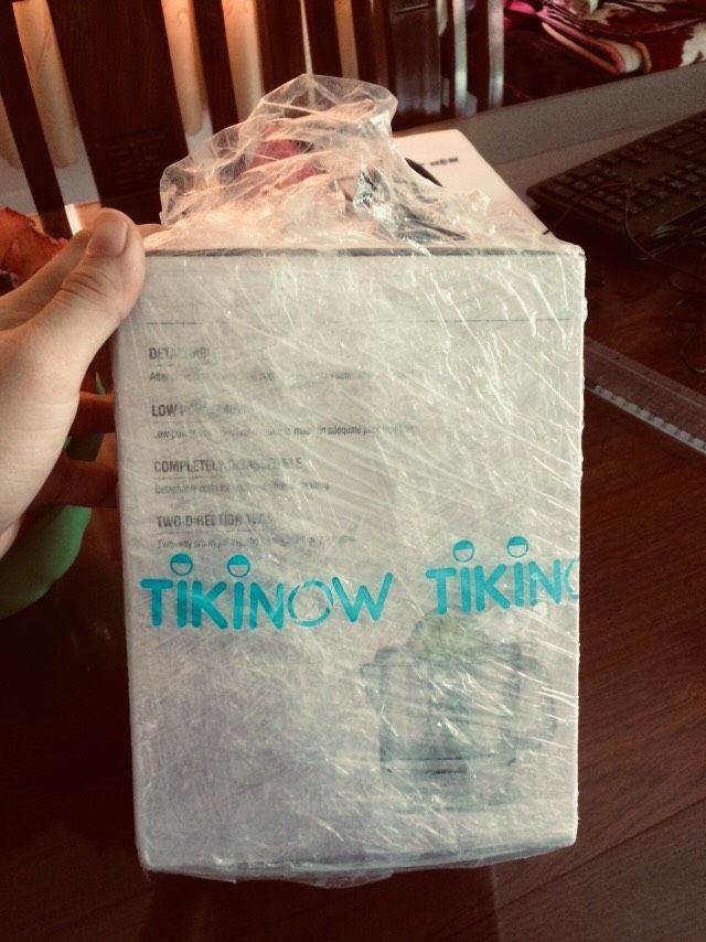 Máy nhỏ gọn, nhẹ, không có cồng kềnh gì hết á. Mình dùng thấy tốt, máy đảo 2 chiều, vắt sạch cam. Máy chạy khá êm, dễ tháo rời để rửa máy.Hàng Lock&Lock thì an tâm khi sử dụng nhá mọi người. Ai có đang phân vân mua loại nào thì mình xin đề xuất chiếc máy này nhá. Tiện lợi và thích hợp dùng cho gia đình lắm đấy.