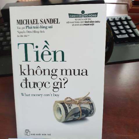 Cuốn sách nằm trong tủ sách CÁNH CỬA MỞ RỘNG - Do Giáo sư Ngô Bảo Châu và nhà văn Phan Việt tuyển chọn và giới thiệu....
Chúng ta đã trải qua hơn 3 thập kỷ tôn vinh thị trường. Theo đó Thị trường - Chứ không phải chính phủ - Chính là chìa khóa dẫn đến thịnh vượng và tự do. Tuy nhiên có vẻ như Kỷ nguyên đó đang bước vào giai đoạn cuối khi mà cuộc khủng hoảng tài chính xảy ra. Tác giả băn khoăn rằng mọi thứ có thể mua bán được. Điều đó dẫn đến 2 hiện tượng là Bất công và tham nhũng. Khi mà bất công nảy sinh sự chênh lệch giàu nghèo và dẫn đến một loạt các hệ lụy khác. Còn tham nhũng là căn nguyên làm xói mòn các giá trị của cuộc sống. Có những thương vụ làm ăn, mua bán phi đạo đức và nhân văn xuất hiện trong cơ chế thị trường. Có lẽ đây cũng là gợi ý cho những nhà lập pháp, khi mà quy định cái gì nên được mua và cấm ko được mua bằng tiền. Đồng thời càng phải xây dựng chuẩn mực đạo đức xã hội.