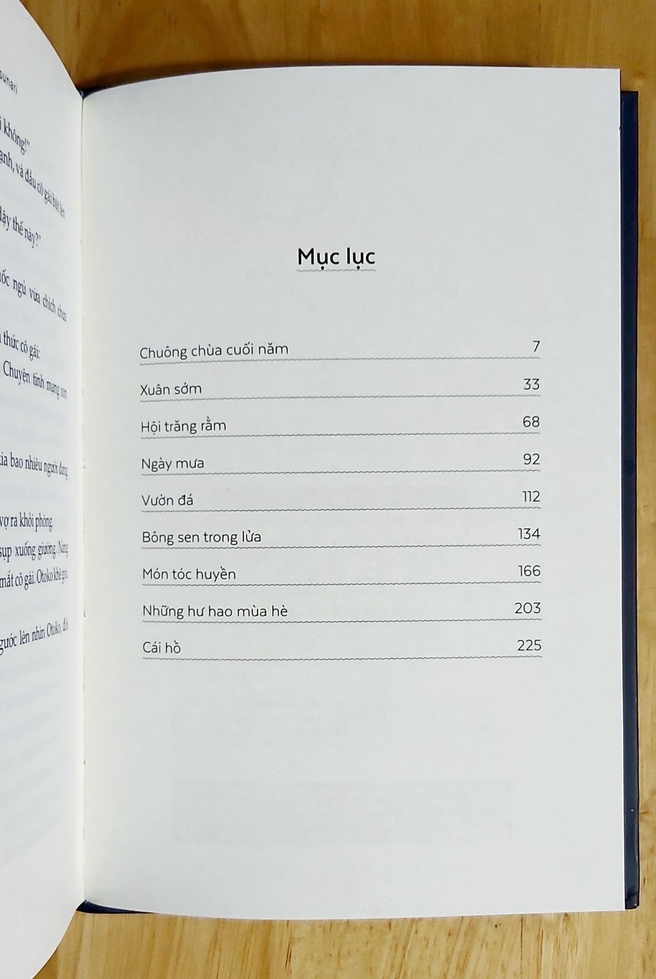 Quyển sách là tác văn học đạt giải Nobel Văn học 1968. Mình mua nhưng chưa kịp đọc, nếu các bạn còn băn khoăn chưa quyết định mua thì đọc review trước nhé. Sách bìa cứng khổ giấy 14x20.5 cm nên cầm chắc chắn. Chất lượng in và giấy in tốt. Bạn sẽ ko thất vọng cả về nội dung và hình thức (tham khảo hình phía dưới).
Mình luôn tin dùng dịch vụ của Tiki dù có đôi lần làm mình chưa hài lòng nhưng điều đó quá ít so với những gì nhận được từ Tiki. Sách được giao sớm hơn 2 ngày, đóng hộp cẩn thận. Bạn nhân viên giao hàng thân thiện. Like &Thanks!