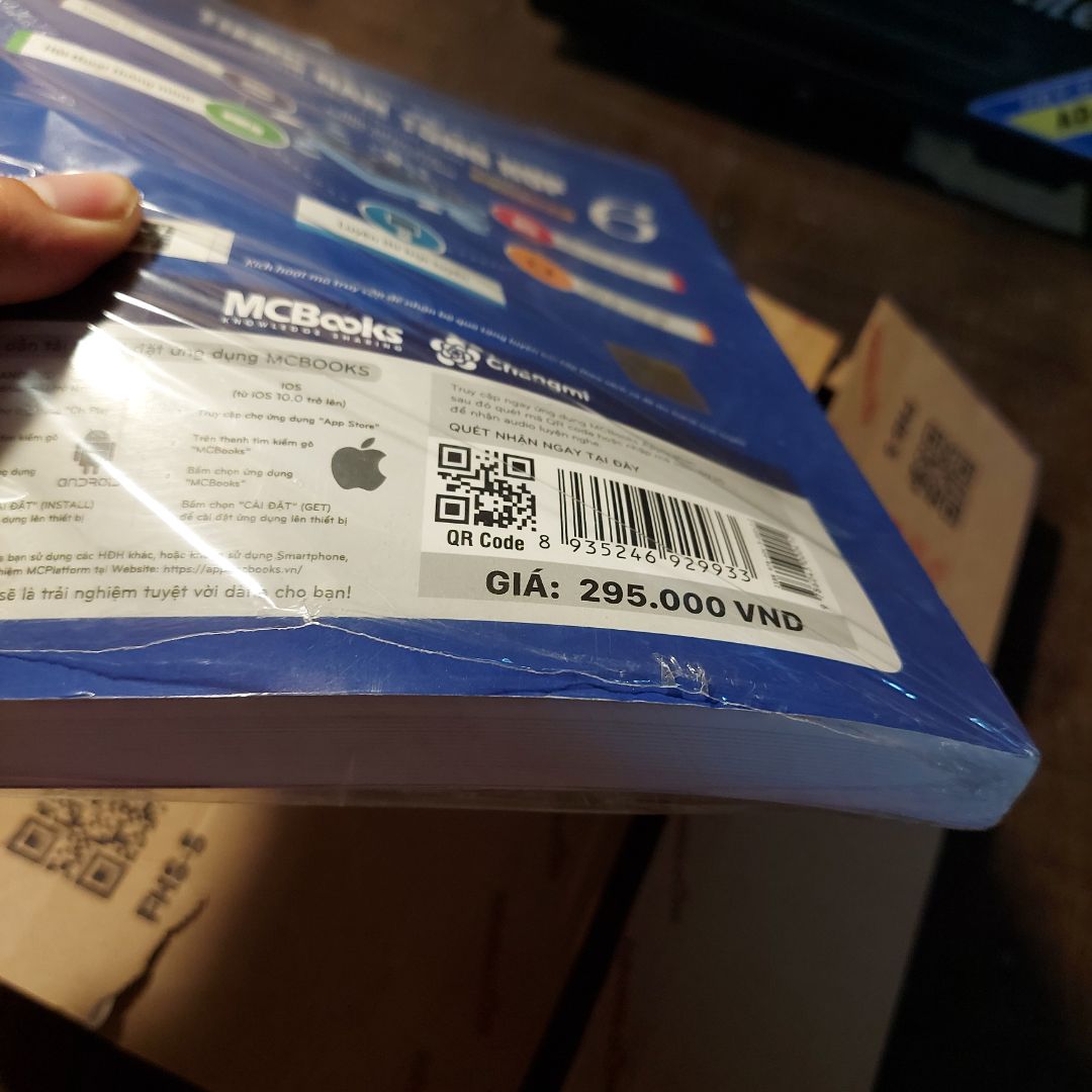 Giao hàng nhanh hơn dự kiến. Sách ổn có vỏ bọc nhưng hơi bị nhăn cạnh một chút. Nội dung thì khỏi phải bàn rất hữu ích vì mình đã xem bản pdf nên mới đặt mua bản giấy.