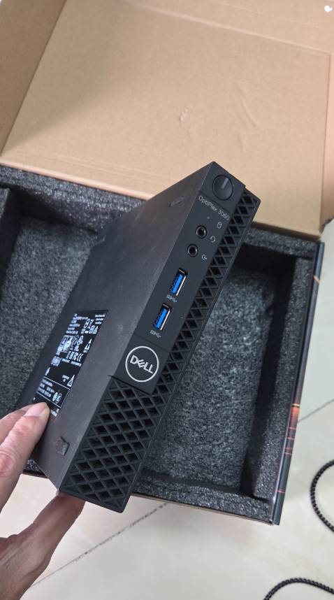 Vừa mở hộp. Nhỏ xinh, dễ thương. 
 Máy bắt wifi hơi yếu. Tiếng quạt không lớn nhưng gắt, để sau màn hình nghe khó chịu. 
 Máy hơi cũ, trầy xước, sứt mẻ chút. Có vẻ được pháp sư TQ dựng lại. Chính hãng Dell nhưng Made in China không phải Made in USA như shop mô tả. Chưa có thời gian mở xem ruột nó ntn. Cơ mà quan trọng máy cày tốt. 
 Đây là lần 2 mua hàng của shop. Hi vọng cũng tốt. Giá hơi cao với máy cũ i7 8700, RAM 16G, SSD 512G. 
 (Tiki kiểm duyệt ảnh nên không đăng chi tiết cấu hình, kết quả *** được)