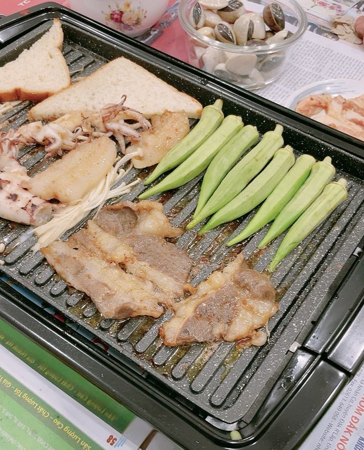 Mình mua hàng cực kì yên tâm, thứ nhất là lock&lock bền khỏi nói, thứ hai là tikitrading giao hàng chuẩn khỏi bàn. 
Bếp nóng nhanh, nóng rồi thì hạ nhiệt vừa đủ để thịt chín mềm là ngon bá cháy. Mua bếp xong tình yêu thịt nướng lại lên ngôi