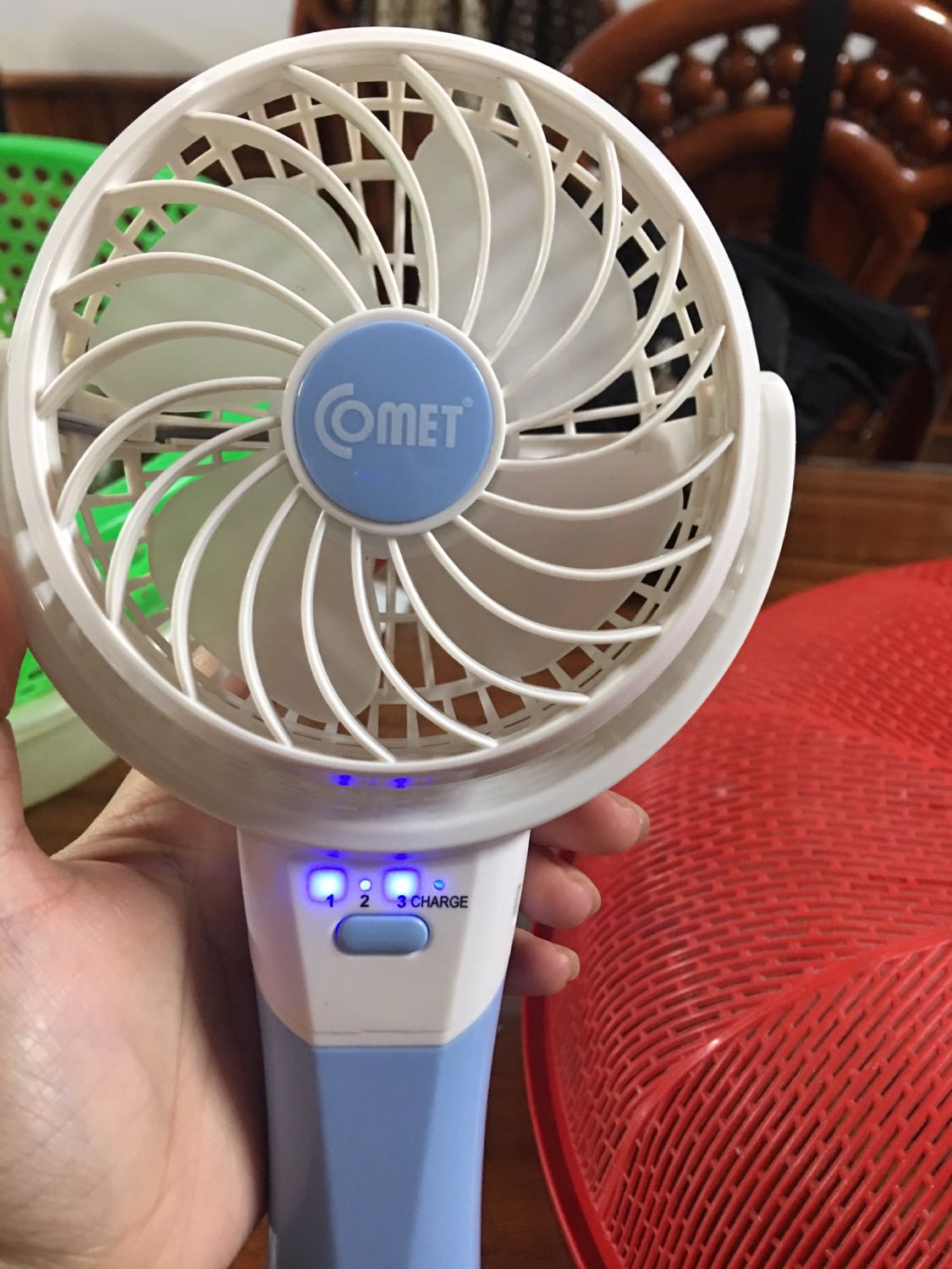 khi sáng hàng về , Lúc đầu đầy quạt ra mình tưởng hết pin và mình đã sạc đủ 8 tiếng nhưng vẫn cứ bị đơ mà quạt bật lên không được. Bị lỗi trầm trọng , hộp thì bẩn , móp hư sơ sài như đồ cũ á , mong Tiki coi lại hàng lỗi đổi trả