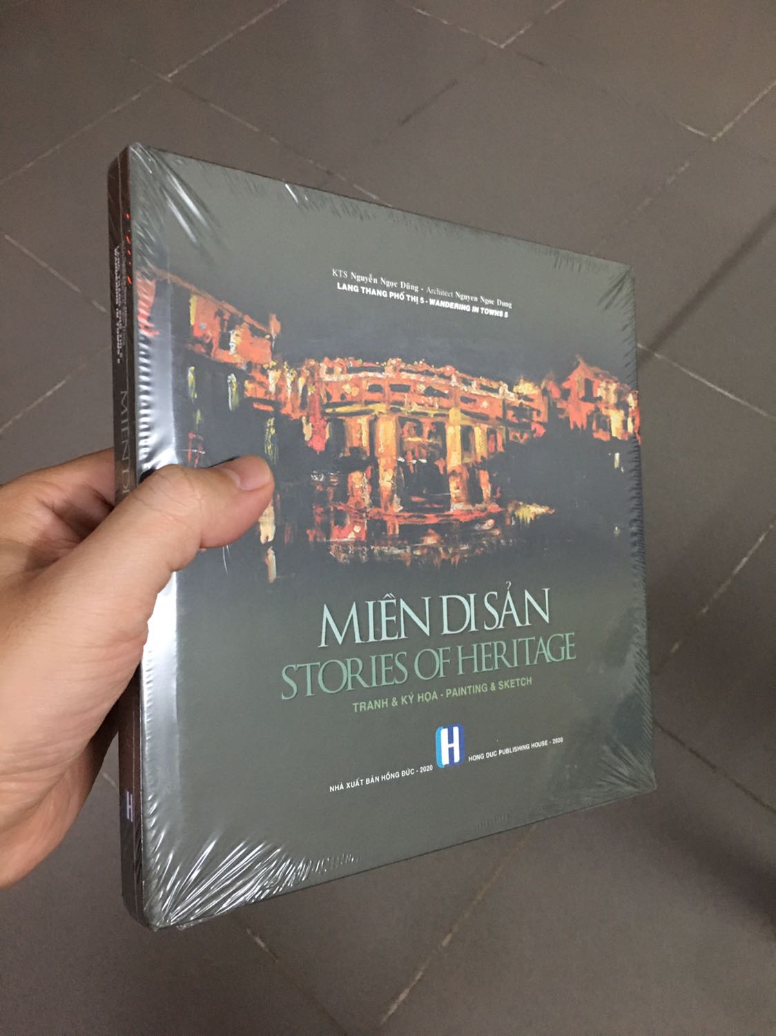 Bọc cẩn thận, giấy in mỏng nên hơi bị lồng hình và chữ ở trang sau nhưng vẫn chấp nhận được. Hình vẽ đẹp tuy nhiên có hình to có hình nhỏ không tạo được cảm giác ấn tượng. Một số hình nhìn như hình tải từ trên mạng về với độ phân giải thấp nên bị vỡ hình và mờ. Bố cục thiết kế tổng thể không tạo được sự ấn tượng. Song ngữ có những lúc lệch nhau chứ không song song. Nội dung thì rất chi tiết nói đến 10 cái lễ, 17 món ăn, 6 bãi biển, 27 điểm du lịch, 29 miền di sản, 9 cái đình, 15 cái chùa, 6 cái làng, 10 cái chợ và 11 cái cầu. Chính vì vậy mà chữ in khá nhỏ. Quyển sách này tuy không phải giáo trình học khô khan nhưng cũng không phải sách văn hoá thưởng thức hay cẩm nang du lịch đọc để giải trí. Giống như cái tên Miền di sản được lấy ra từ một chương đặt làm tựa quyển sách, quyển sách này dành cho những ai thực sự yêu thích tiếng Anh đồng thời yêu thích văn hoá Việt và muốn tìm đến những giá trị dân tộc từ mọi khía cạnh của những nơi mà cuốn sách đề cập đến. Đọc cuốn sách này cần có thời gian rảnh để nghiền ngẫm nên có thể không phù hợp lắm với số đông.