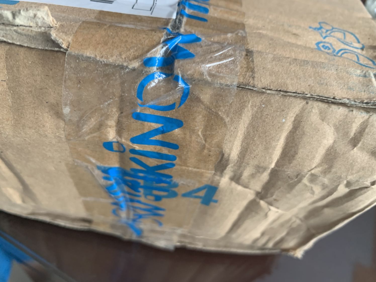 lúc mình mở ra thì khá là vui sau khi chụp những bức ảnh hộp ngoài thì ở trong tiki có bọc nha mng, có bọc là tiến bộ r nè, các cuốn sale 50% như 2 cuốn anna kia của mình đc bọc cả seal trắng, siêu diu nhma 2 cuốn kia k bọc nên bị bẩn hết phần sau nhem nhuốc rất ghê luôn, mình quay vid nhưng lại k đăng lên đc