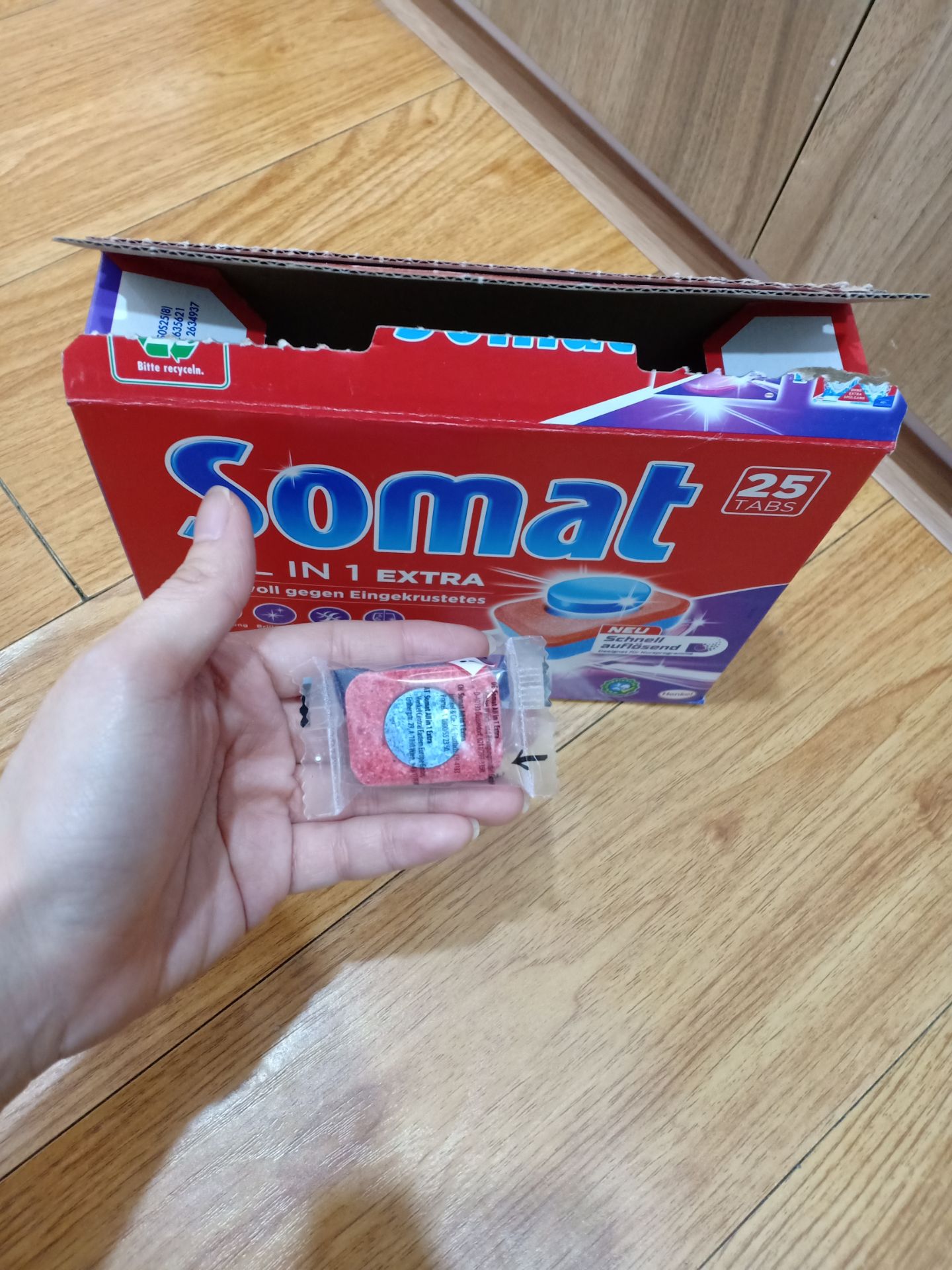 viên rửa bát siêu to, nhà mình ít người nên mỗi lần rửa chỉ cần bẻ 1/2 viên dùng là sạch. so với hãng Finish thì mình thấy loại này tiết kiệm và sạch hơn, mỗi tội là có vẻ nhiều bọt xà phòng và mùi hắc hơn Finish thôi. 
Nhưng nói chung là dùng khá ok, mình sẽ tiếp tục sử dụng.