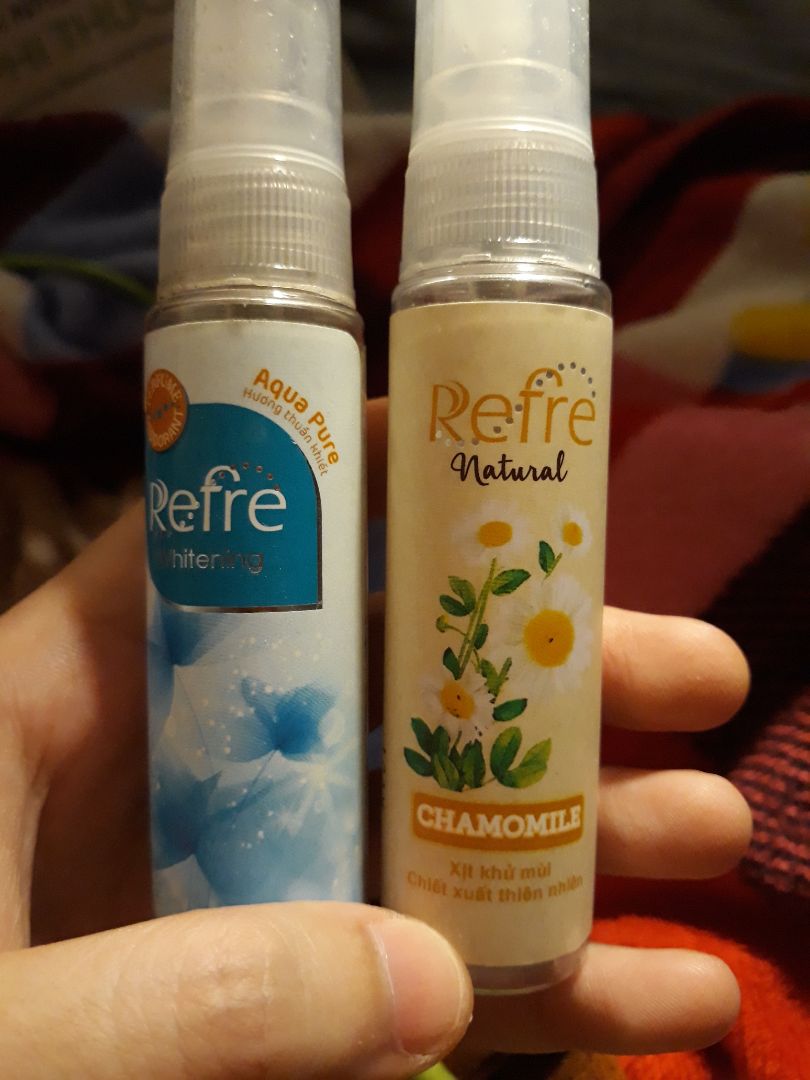 sản phẩm mới ko lưu hương lâu đc như sp cũ nên hơi buồn, mùi gỗ này ko đc dễ chịu lắm, lại còn ko còn mùi hương cúc la mã nữa :( hy vọng nsx sản xuất lại hương cũ này nhaaaaa :(