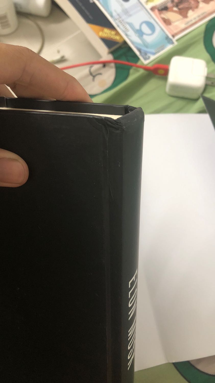 Phần bọc bìa bị tróc và tróc, sách bên trong cũng bị tróc mất phần bìa màu đen, làm hiện lên nhiều chấm màu trắng nhìn rất khó chịu, có vẻ như sách đã không được bảo quản trong điều kiện tốt, đây là lần đầu tiên thấy sản phẩm của tiki lại có chất lượng kém đến v