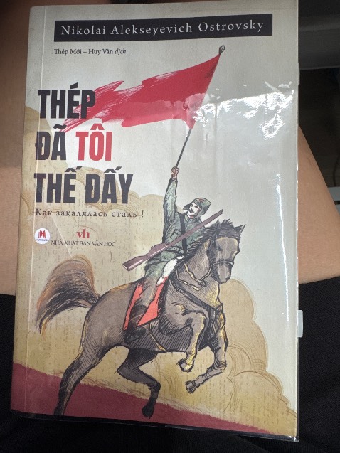 tớ chỉ mong tiki gói hàng cẩn thận hơn, đặt 4 cuốn mà phải đổi 2 cuốn vì thùng sách đến tay tớ nó rách muốn đổ sách ra rồi, mấy quyển nhỏ thì oke