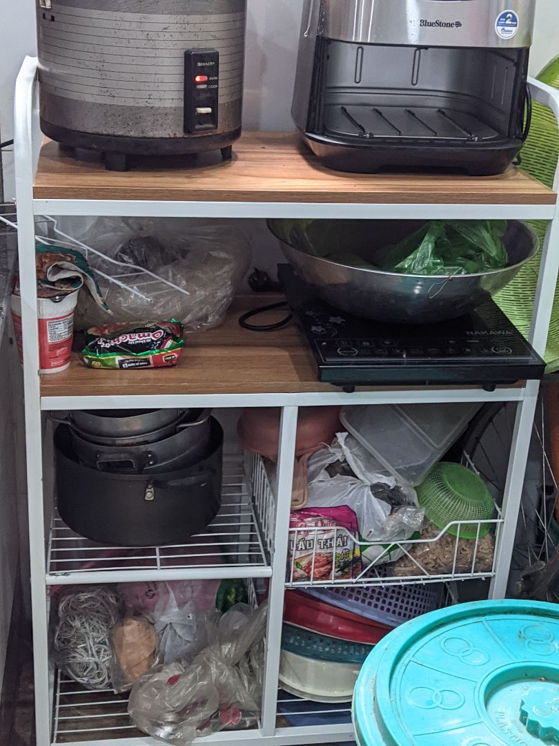 kệ tốt, nặng tay, nhưng đặt màu đen lại giao màu trắng, trên youtube có hướng dẫn lắp đặt nhưng lại không thấy mẫu này nên mò ráp hơi lâu 😥😥