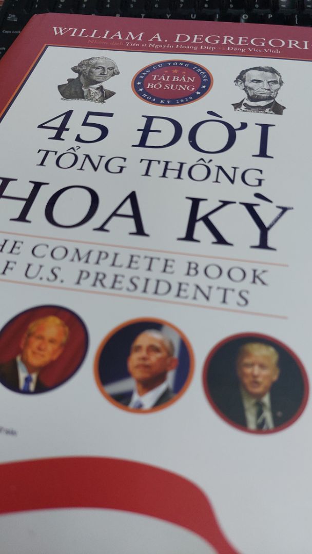 Được cập nhật liên tục, đây là một tác phẩm lịch sử_ tiểu sử kỳ công cho thấy phần nào bức tranh chính trị đầy màu sắc của Hoa Kỳ.