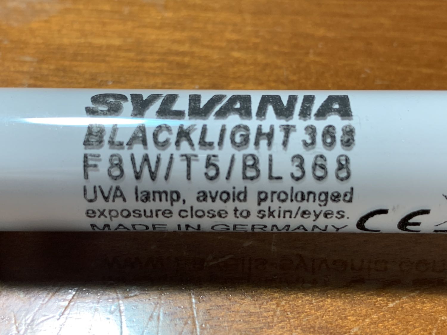 Tôi rất thất vọng về việc người bán sản phẩm này cung cấp thông tin không minh bạch.

Cụ thể: Bóng đèn diệt côn trùng 8W này được giới thiệu là bóng đèn thương hiệu Đại Sinh, xuất xứ nhập khẩu trực tiếp từ Hà Lan. Tuy nhiên, bộ 2 bóng đèn mà tôi nhận được khi đặt mua lại có tên thương hiệu là Sylvania, và trên bóng đèn lại ghi là Made in Germany, nghĩa là Sản xuất tại Đức. Vậy nghĩa là sản phẩm này không hề có xuất xứ Hà Lan. 

Nếu là bóng đèn Made in Germany thật thì đương nhiên là rất tốt. Tuy nhiên, địa chỉ website ghi trên bóng đèn là "www.havells-sylvania.com" lại là 1 địa chỉ website không có thật, không hề truy cập được. Vì thế, tôi rất nghi ngờ về việc bóng đèn này có sản xuất tại Đức thật không?

Như vậy, rõ ràng là có sự gian dối trong việc cung cấp thông tin về sản phẩm.

Theo quan sát của tôi, gía bán của sản phẩm này cao hơn rất nhiều loại bóng đèn diệt côn trùng khác trên thị trường. Khi tôi mua sản phẩm combo 2 bóng đèn này, giá bán là 2*** VND (chưa tính phí vận chuyển) - hiện tại thì giá thậm chí đã tăng lên 249.000 VND. 

Tuy nhiên, mặc dù giá cao, tôi vẫn quyết định mua sản phẩm này vì tôi tin tưởng đây là sản phẩm Hàng chính hãng Hà Lan (theo như giới thiệu). 

Tôi vô cùng thất vọng.