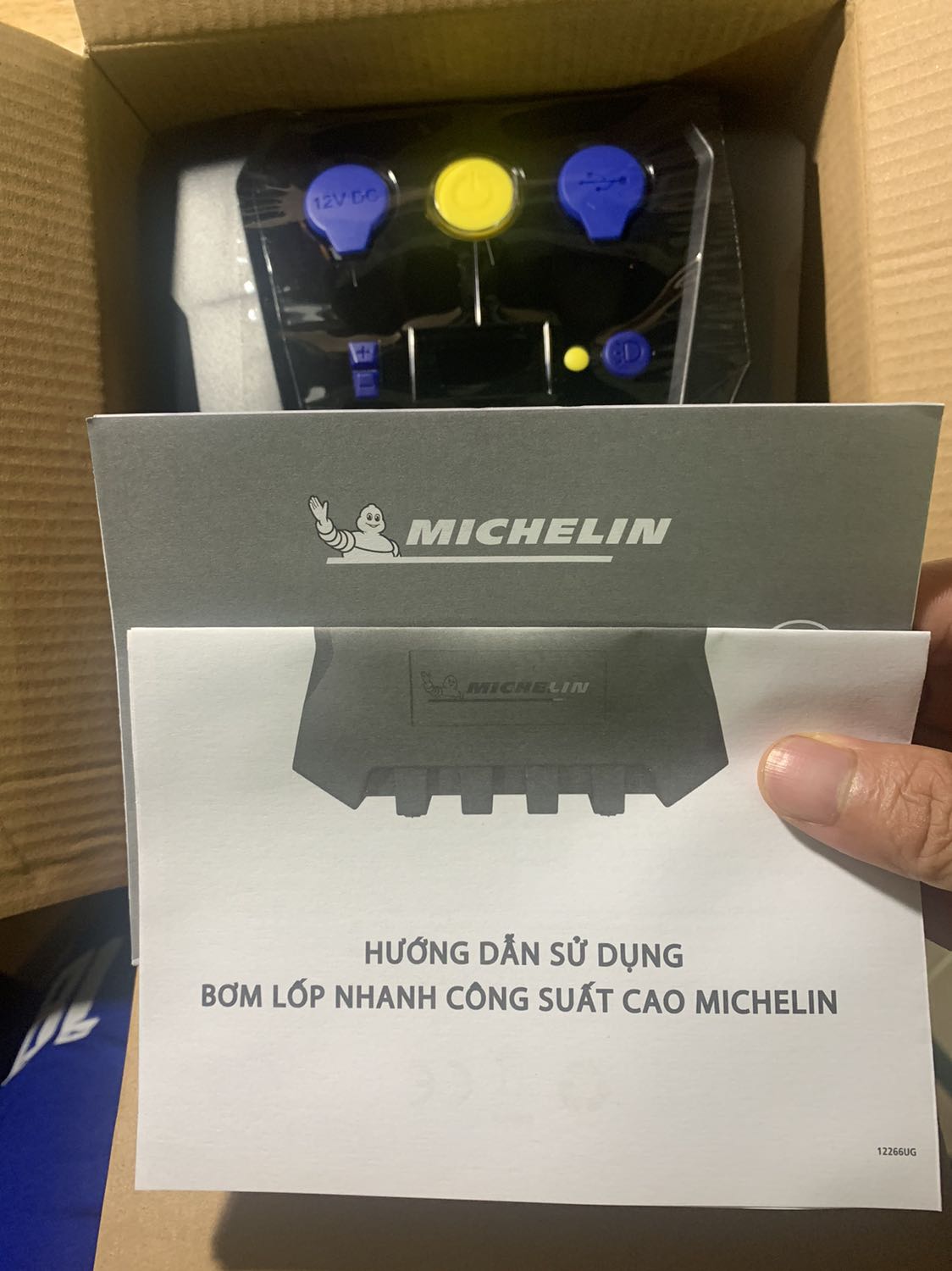 Hàng chính hãng Michelin, có HDSD Tiếng Việt của NPP, khá yên tâm.
Bữa trước có bạn nào trên group xe kháo nhau loại này có dòng toàn tiếng TQ. A e nên chọn hàng chuẩn mà mua. Tiki thì yên tâm r.
Cho shop 5 sao!