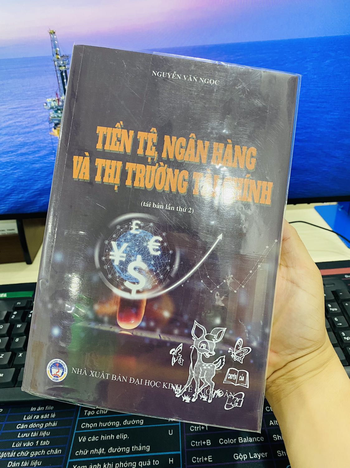 Nội dung tương đối khái quát về tiền tệ và ngân hàng. Sách giấy tạm ổn.