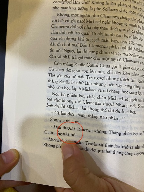 Có một số chỗ đọc mình thấy hơi khó chịu và cảm thấy muốn chấm hỏi người dịch! Đầm lầy —> dịch thành “đồng lầy” (ko biết do lỗi chính tả hay dịch sai?); Suy ra —> “suya” (ko hỉu lun); stop —> tốp; phone —> phôn. Văn phòng phải chỉn chu chứ sao xuề xoà đọc trại theo tiếng anh được ? 
Nói chung bản dịch này mình ko ưng xíu nào! Càng đọc càng thấy bực!