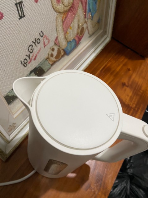 Ấm này xài đúng ngon, tiền nào của đấy, khác hẳn loại 2-300k😂. Thiết kế nhấn mở nắp tiện cho việc mở và lúc lấy nước nắp k tự đóng, mấy loại rẻ tiền phải giữ nắp khi châm nước. 
�Miệng rót nước tập trung k bị chảy toè ra. Màu trắng nhưng nhìn tinh tế cực. 
Âm thanh cực kì trầm, k bị ồn. 
Thời gian đun sôi hơn 1,7l là 5 phút. 
Vỏ nhựa hạn chế phỏng tay.
Tay cầm k bị gồng. Xưa mua loại rẻ nhìn thiết kế tay cầm giồng vầy nhưng khi châm nước cầm mỏi tay. Còn loại này thì không nhé. Sp đc đầu tư thiết kế nó khác thực sự
Đặc biệt là k bị rò nước.
Giao hàng nhanh
Thanks shop và Tiki