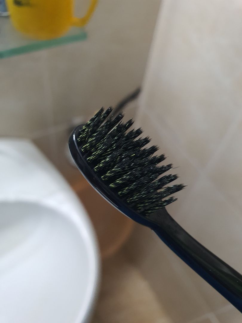 Giá hợp lý, giao hàng nhanh. Lông bàn chải mềm, tay cầm đẹp và chắc chắn, đánh răng ko bị chảy máu chân răng. Mình mua combo 3 chiếc dùng dần.