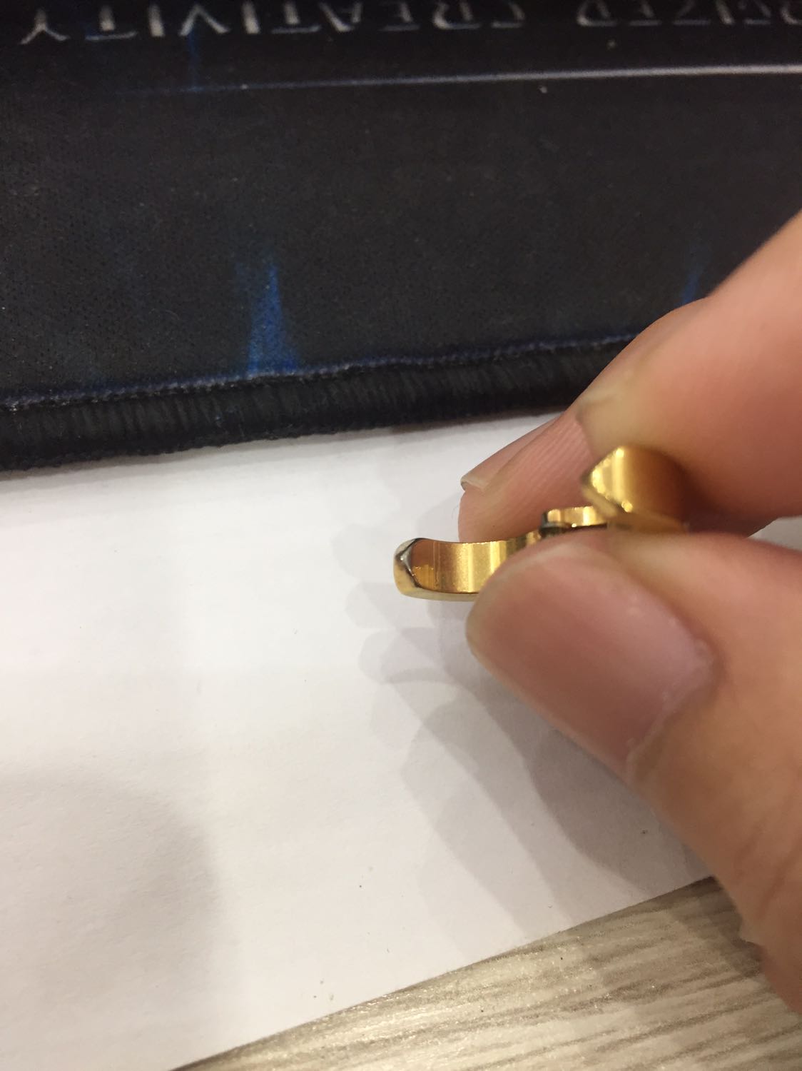 1. Sai màu, đặt trắng nhưng nhận được màu vàng
2. Sản phẩm trông như đã qua sử dụng, màu mạ bị phai
3. Chất liệu trông không giống titan, giống gang hơn