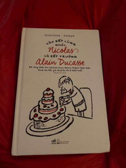 Nội dung của nó không mang tính thực tiễn nhiều mà chỉ là một cuốn sách sử dụng hình ảnh minh học Nhóc Nicolas từ ông Sempé, một số trích dẫn từ truyện qua các trang. 
Phần nội dung công thức làm bánh này, phải là những thợ bánh có nhiều kinh nghiệm dày dặn mới có thể hiểu và làm được. Đừng mua nó vì CT làm bánh vì nó sẽ không giúp bạn làm bánh thành công đâu. 
Với 5 sao thì 1 sao của tiki, 2 sao của Nhóc Nicolas còn 2 sao của phần công thức làm bánh tệ quá tệ.