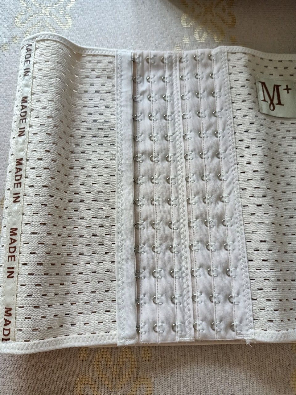 Sản phẩm này tôi rất vừa ý. Từ nhân viên giao hàng cho tới chất lượng sản phẩm. Thái độ bạn shiper rất vui vẻ không khó chịu như những chỗ khác vì nhà tôi ở hẻm sâu. Nịt ôm nhưng không gây khó chịu, rất dễ thở, tôi có thể đeo suốt ngày không sao cả. Giá rẻ vì cái trước đây tôi mua 1 cái hết 150 ngàn. Mua ở tiki rẻ còn được tặng thước dây nữa. Cảm ơn.