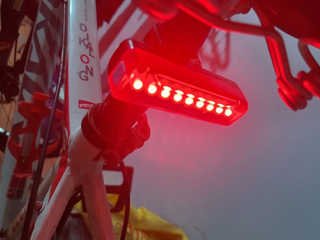 TIKI giao nhanh, đóng gói sản phẩm đẹp, chắc chắn.
Sản phẩm không đi kèm dock nhưng có dây sạc.
Đèn trước sáng 3 chế độ TỎ - MỜ - NHẤP NHÁY, soi đường tốt.
Đèn sau 5 chế độ
Mình sử dụng 3 ngày liên tục, ngày hơn 1h vẫn chưa thấy hết pin.
Còn chống nước thì chưa *** :)