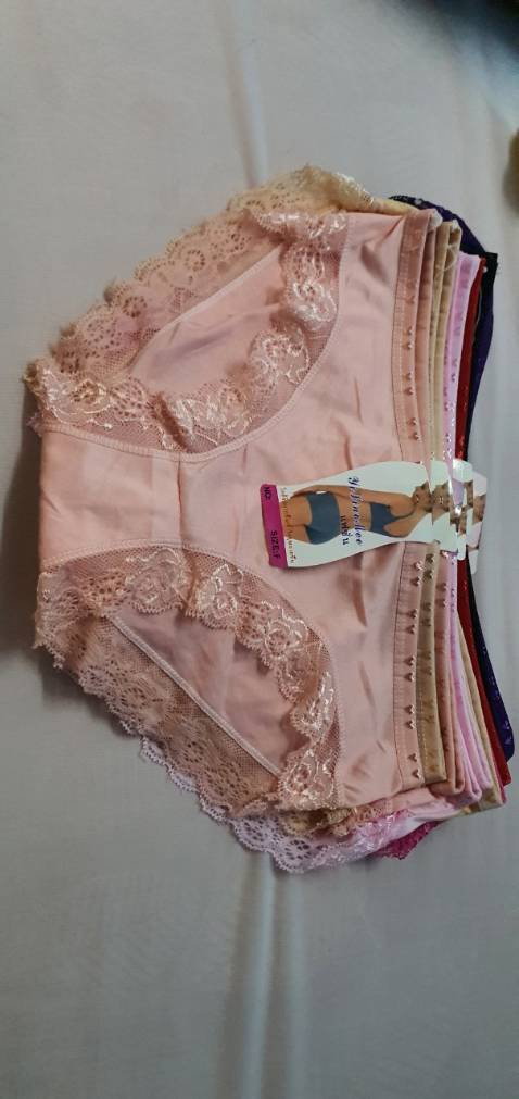 Shop đã giao lộn hàng. Xin đối chiếu hình ảnh sản phẩm đặt mua và sản phẩm đã nhận. 
Đề nghị Shop cho đổi lại sp đúng hàng đã đặt. Cám ơn nhiều.