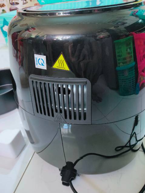 Nồi chiên siêu to khổng lồ. Tiki giao hàng nhanh. Quạt kêu hơi to. Phải chờ time sử dụng mới đánh giá được chất lượng. Hy vọng nồi bền. Nếu nhà chỉ có 4-5 thành viên thì nên mua nồi loại 5 tới 5.5L là ok. Nồi này to lắm. Mọi người nên cân nhắc về kích cỡ của nồi.