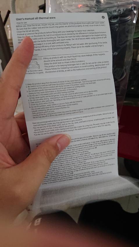 Nghía lâu rồi mà siu thị nó hét giá những 473K. Hix mình đoán đó là giá pán đề nghị (MSRP), tốt cho thị trường này kia nhưng... thế cũng hơi chát quá @@ Lên tiki gặp, vậy là mua ngay :D

Một vài lưu ý:

- Quảng cáo đúc nguyên khối là sự thật. Không thấy vân nối ở lòng trong như mấy loại bình/ly bình thường lun. Khác nhau giữa đúc hay nối nó có thể ảnh hưởng kha khá đến vấn đề giữ nhiệt.
- Cần đọc kĩ hướng dẫn: trụng nước ẤM các bộ phận của ly trước khi bắt đầu đưa vào sử dụng (KHÔNG phải nước sôi! Cái này không chịu nước sôi quá 60 độ nha, mọi người đừng ẩu tả lỡ có hư hao gì lại uổng! @@)
- Cái quai đã rất tiện dụng rồi nhưng... thích nữa thì tháo ra cất cái một, như trong hình mình làm ;)
- Bề ngoài sơn nhám, ly khá nặng, cầm đầm tay, cảm giác rất sang trọng nhưng cũng rất trẻ trung và tiện dụng.

Vừa về unbox thôi, sẽ gắn bó với em ý lâu dài nè