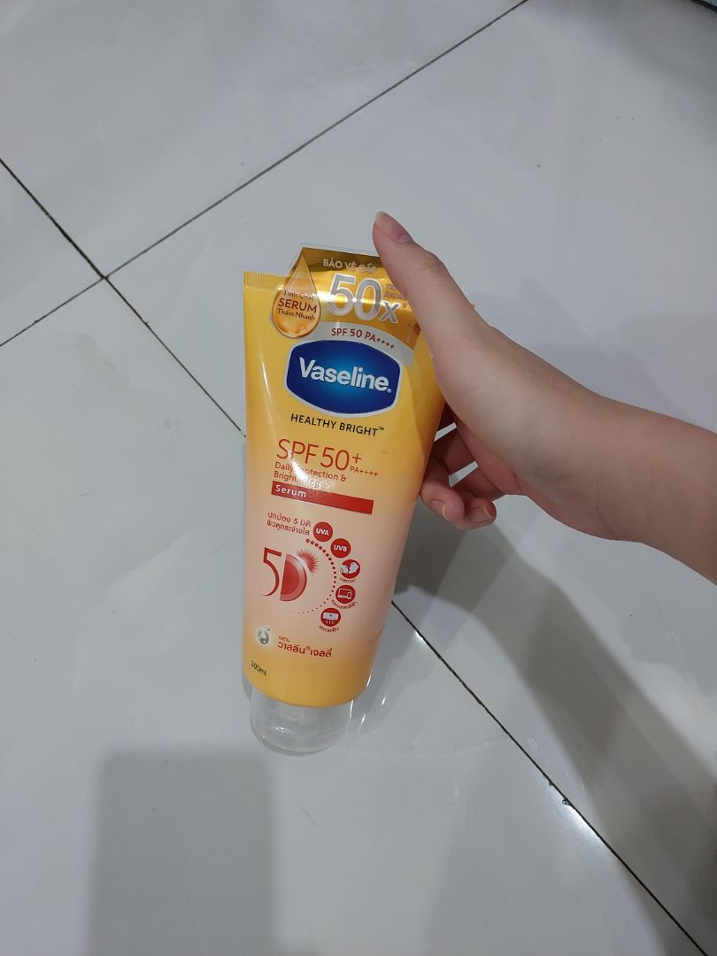 Thấm nhanh mà kháng nước có vẻ ko tốt. Hoạt động ngoài trời thì nên thoa lại sau 2 3 tiếng. Màng lọc chống nắng ok nhen