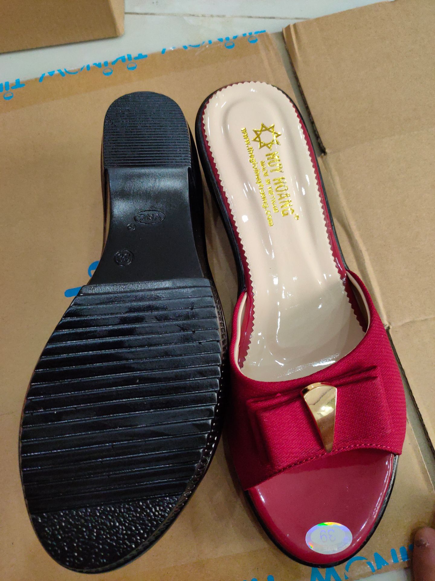 Dép đẹp... Giao hàng nhanh... Sản phẩm mua tặng thì rất thích hợp...