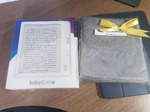 Shop đóng gói hàng nhanh và kỹ, đc tặng thêm túi bảo vệ rất dày dặn.Tiếc là ko có TikiNow cho sp này nên giao mấy hơn 1 ngày.
Máy đẹp, thiết kế báng lệch 1 bên nên cầm nắm  thoải mái hơn cái kindle paperwhite cũ của mình.
Do mạng chậm nên vẫn đang update phần mềm, chưa đọc gì cả. Nhưng mà to đẹp, xem review thì chắc là đọc sẽ sướng hơn máy cũ. Shop đóng gói hàng nhanh và kỹ, đc tặng thêm túi bảo vệ rất dày dặn.Tiếc là ko có TikiNow cho sp này nên giao mấy hơn 1 ngày.
Máy đẹp, thiết kế báng lệch 1 bên nên cầm nắm  thoải mái hơn cái kindle paperwhite cũ của mình.
Do mạng chậm nên vẫn đang update phần mềm, chưa đọc gì cả. Nhưng mà to đẹp, xem review thì chắc là đọc sẽ sướng hơn máy cũ.