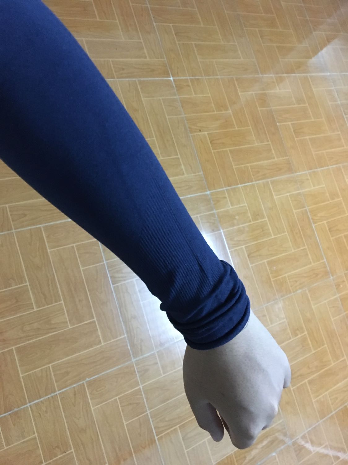 Đã nhận được hàng, tuy chậm hơn sách 1,2 ngày nhưng thương shipper ghê, hơn 18h rồi vẫn ship hàng! Găng tay ok, mềm, co dãn tốt, ngoại trừ việc mình đặt màu đen, bao cũng ghi màu đen mà găng tay lại màu xanh đen, hiuhiu..