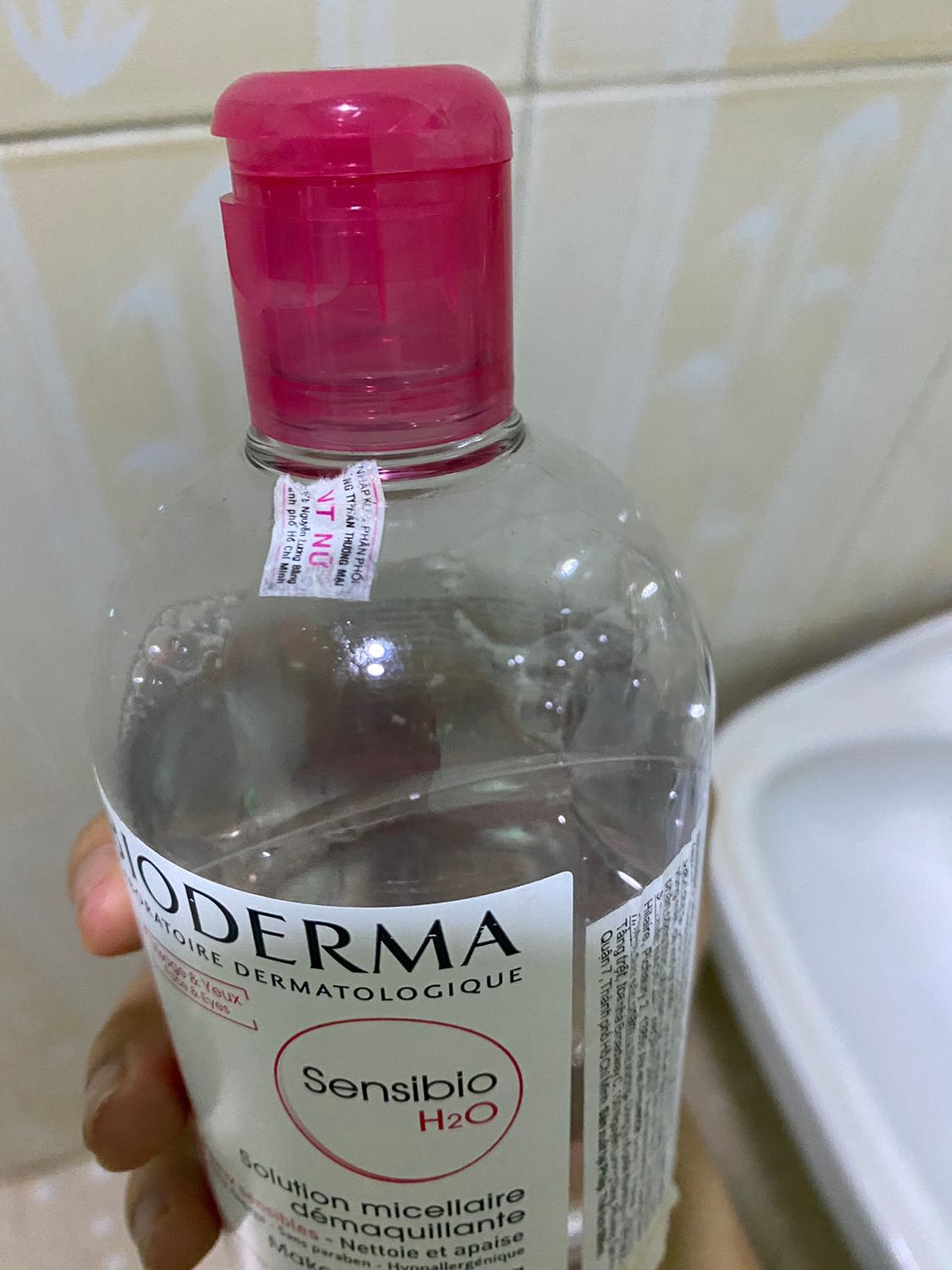 Da có mụn nên mình khá kĩ trong việc tẩy trang và đó giờ chỉ dùng bioderma. Đây là đầu tiên mua của shop nhưng mình hoàn toàn không hài lòng với sản phẩm này của các bạn. Dung dịch khá loãng và không hề sạch như các sản phẩm cũ cùng loại mình đã dùng.
