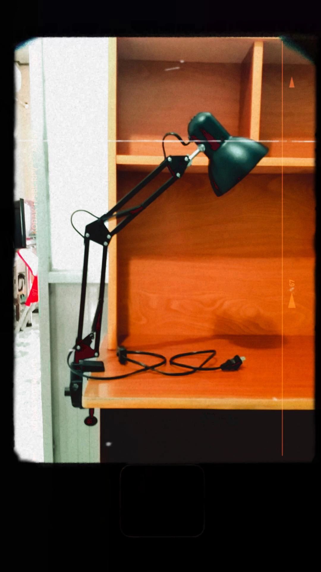 Đầy đủ linh kiện, may mắn không bị móp méo sản phẩm. Hộp được dán "Hàng dễ vỡ" mà hình như bên vận chuyển k "chú ý" nên hơi bị móp méo, trộm vía k hư đèn hihi. Đèn kèm theo thì k sáng phù hợp decor chill, còn mún sáng để học như mik thì nên mua bong khác bên ngoài.
(Đèn dùng đế) Đế để đứng khá to nặng, tuy nhiên cắm thân đèn vào đế nó hơi lỏng lẻo.
(Đèn kẹp bàn) Nguyên cây đèn bằng kim loại (mik k rõ), chỉ có đế gắn vs bàn thì full nhựa nên có thể sẽ gẫy do bất cẩn, mn cẩn thận khi dùng.