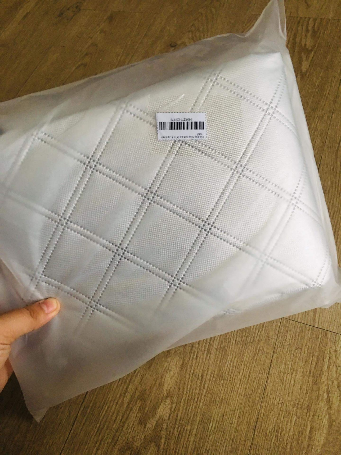 Sản phẩm đóng gói đẹp, chất lượng bạt dày. Bạt dễ sử dụng lắp đặt vào xe, bạt có thêm dây đeo vào kính hậu nên giờ không sợ bay theo gió nữa. Khi kẹp vào cánh cửa không bị gò rỉ nước vào xe. Chất lượng sản phẩm đẹp. Nên mua!!!!