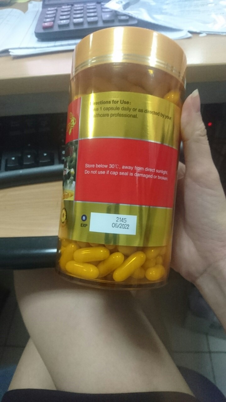 Vừa mới khui, thấy hàng có tem chống hàng giả, HSD 2022, nhưng ở ngoài viên sữa ong chúa có màu loang lỗ không đều, chỗ trắng chỗ nâu nâu. Cũng sợ nên hỏi người quen đã dùng thì nói rằng sữa ong chúa do tác động môi trường sẽ đổi màu là hàng thật dùng không sao cả, nên yên tâm sử dụng. Khi nào dùng hết hũ sẽ đánh giá tiếp.