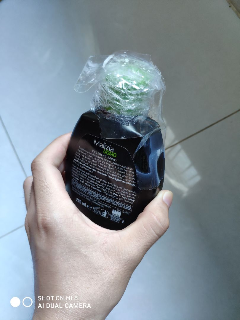 Mình thích đặt tiki vì thường mình đặt khoảng 1-2 ngày là có. Còn khi đặt chay này từ ngày 25/12 đến 30/12 mới nhận được hàng. Khi nhận hàng mình nghe mùi là mình thấy gì không ổn, mở ra là mình nhận được như vậy :) . Dung dịch chảy tràn lang ướt cả vỏ hộp và cả phần miếng đệm  chống sốc nữa :) . Mặc dù có dán thêm miếng đệm và băng keo để không bị chảy, nhưng mình thấy khâu này làm như cho có vì khi cầm lên là miếng băng keo đã sứt ra như ảnh. Dung dịch nó chảy tới mức còn động lại trên miếng băng keo. Còn phụ kiện móc khoá vẫn nhận đầy đủ. Shop nên xem lại vấn đề khâu vận chuyển, mặc dù mình biết lỗi để chảy dd là do lỗi của nhà sản xuất!