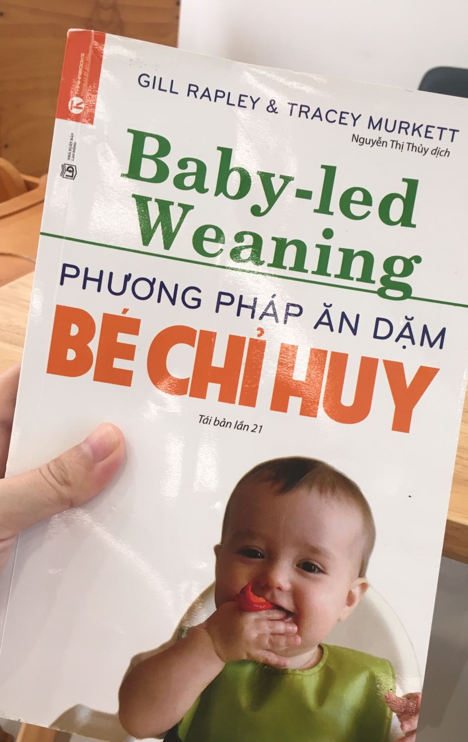 Sách hữu ích cho mẹ nào muốn cho bé ăn dặm kiểu chỉ huy. Lối viết nhẹ nhàng đơn giản, không kiểu cứng nhắc như một số sách tiếng Việt. Sách chỉ phương pháp hơn là cách chế biến món ăn như thế nào, nắm được quy tắc sẽ nấu được dễ dàng