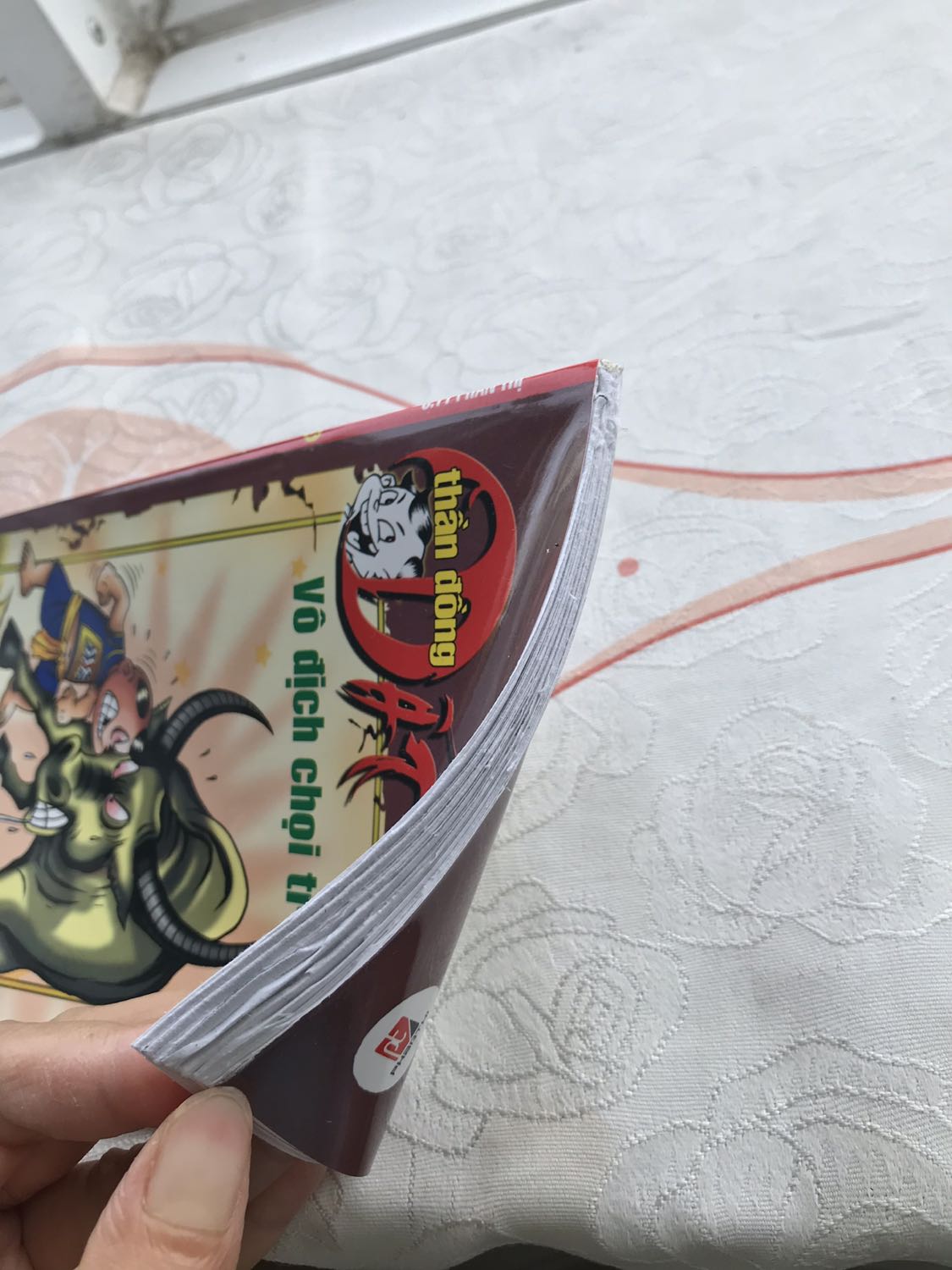 Mình mua 2 bộ 11-20 và 21-30, sách đóng bìa rất tệ, bong cả trang giấy ra. Mấy cuốn còn chưa rọc trang hết nữa, đọc mỗi trang phải mỗi tự rọc giấy. Mình mua full giá chứ ko phải mua đợt khuyến mãi luôn ấy mà chất lượng như vầy thì tệ quá!
Góp ý mong tiki cải thiện chất lượng phục vụ.