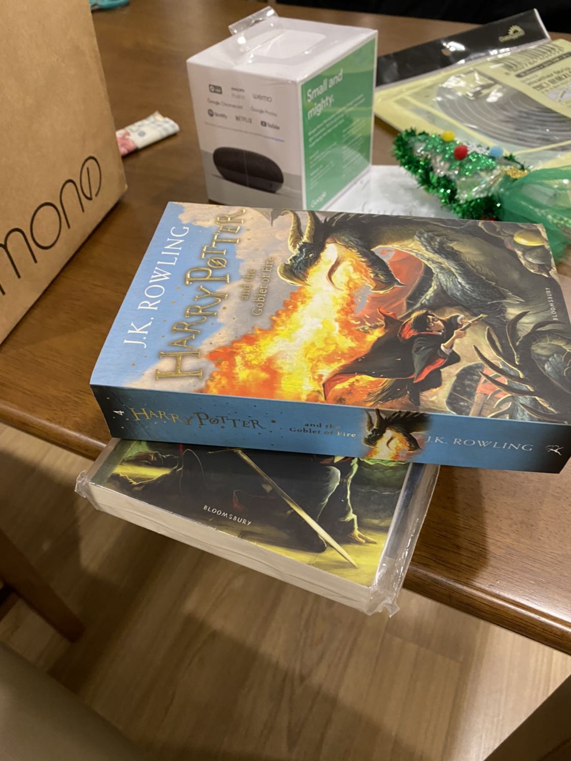 Mình nhận 3 cuốn tập 2,3,4 thì cuốn tập 4 không còn trong giấy bóng, bị mốc và nhăn giấy như sách cũ. Không thể chấp nhận sự cẩu thả này