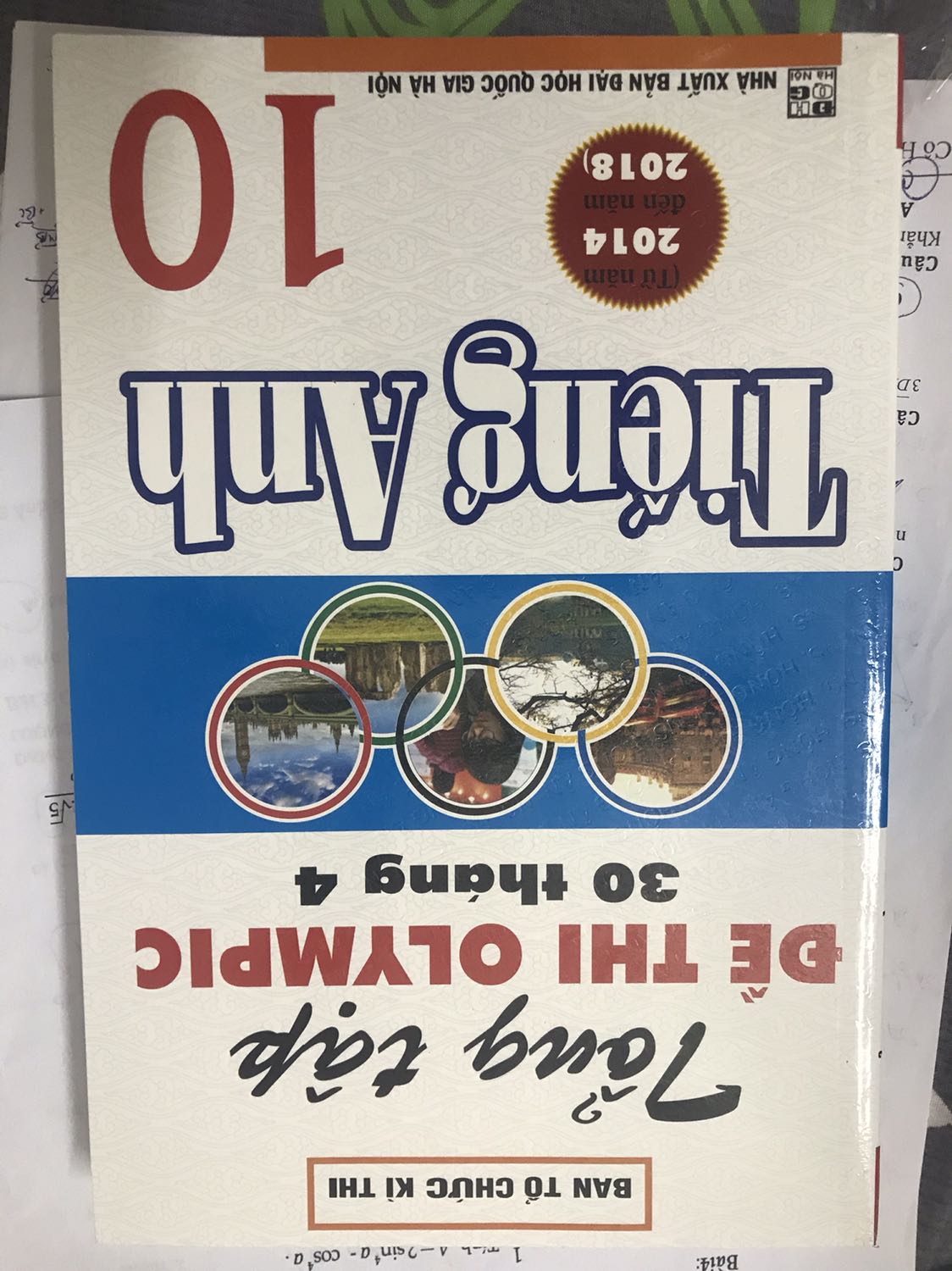 Giao sách đến thấy mới cóng mừng lắm mà mở ra làm mới phát hiện có tờ rời hẳn ra thế kia, xong đóng sách vào nhìn lại mới thấy 4 trang liền chưa cắt vẫn dính vào nhau? ko biết còn lỗi gì ko đây, thôi cái này lỗi bên in ấn nên mình sẽ bỏ qua, nhưng cộng thêm mấy lỗi gần đây đặt gặp phải nữa thì lần sau sẽ cân nhắc xem có nên đặt tiki ko