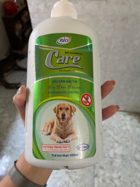 Chai bự và tắm thơm lắm ạ. Mùi sữa tắm có thơm mùi táo kiểu the mát, tạo bọt xà bông vừa đủ để tắm bé. Công dụng trị ve vs ghẻ gì đó mình thấy ổn, tại bé nhà mình cũng hết lâu rồi mua để thỉnh thoảng tắm để không bị lại th ạ. Mua tầm hơn 2-3th r giờ mới lên ghi đánh giá. Nói chung ok, đóng gói kĩ và giao nhanh nha. Mua tắm trị ve, ghẻ cũng đc hay tắm khử mùi hôi cũng đc vì nó cũng nằm trong công dụng.