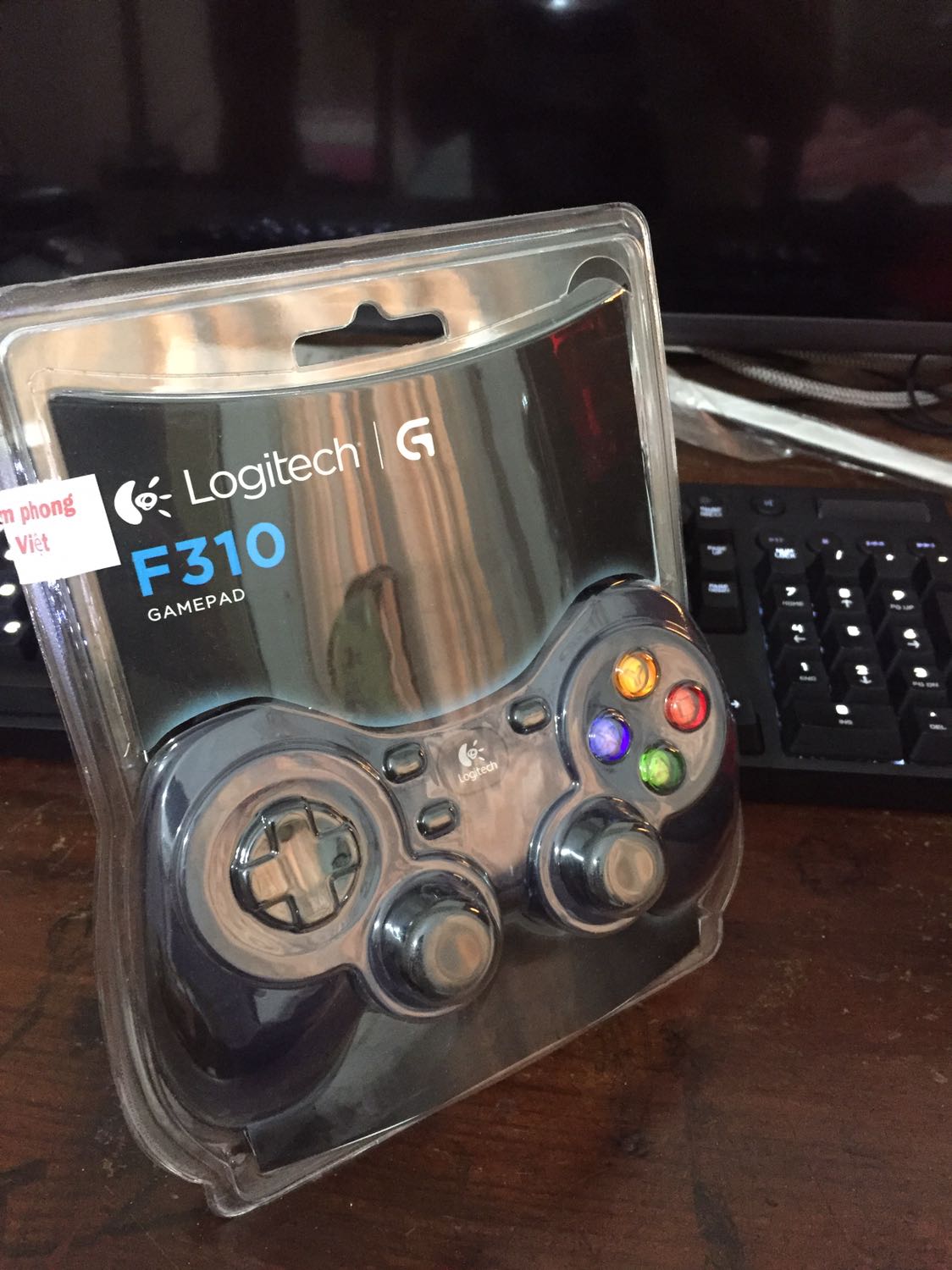 Tiki chuyển hàng nhanh quá, trở tay không kịp!
Sản phẩm tốt, vừa tay cỡ trung bình, phím ấn nhạy. Có điều phím L2 R2 hơi nổi, hành trình phím dài nên một số pha phản xạ bị trễ nhịp @.@
Ps: Mình dùng Win10 x64 nhưng vẫn phải cài Logitech Gaming Software để máy nhận driver, tuy nhiên phần mềm hỗ trợ tốt, áp dụng nhiều dòng game, nhiều hệ máy.