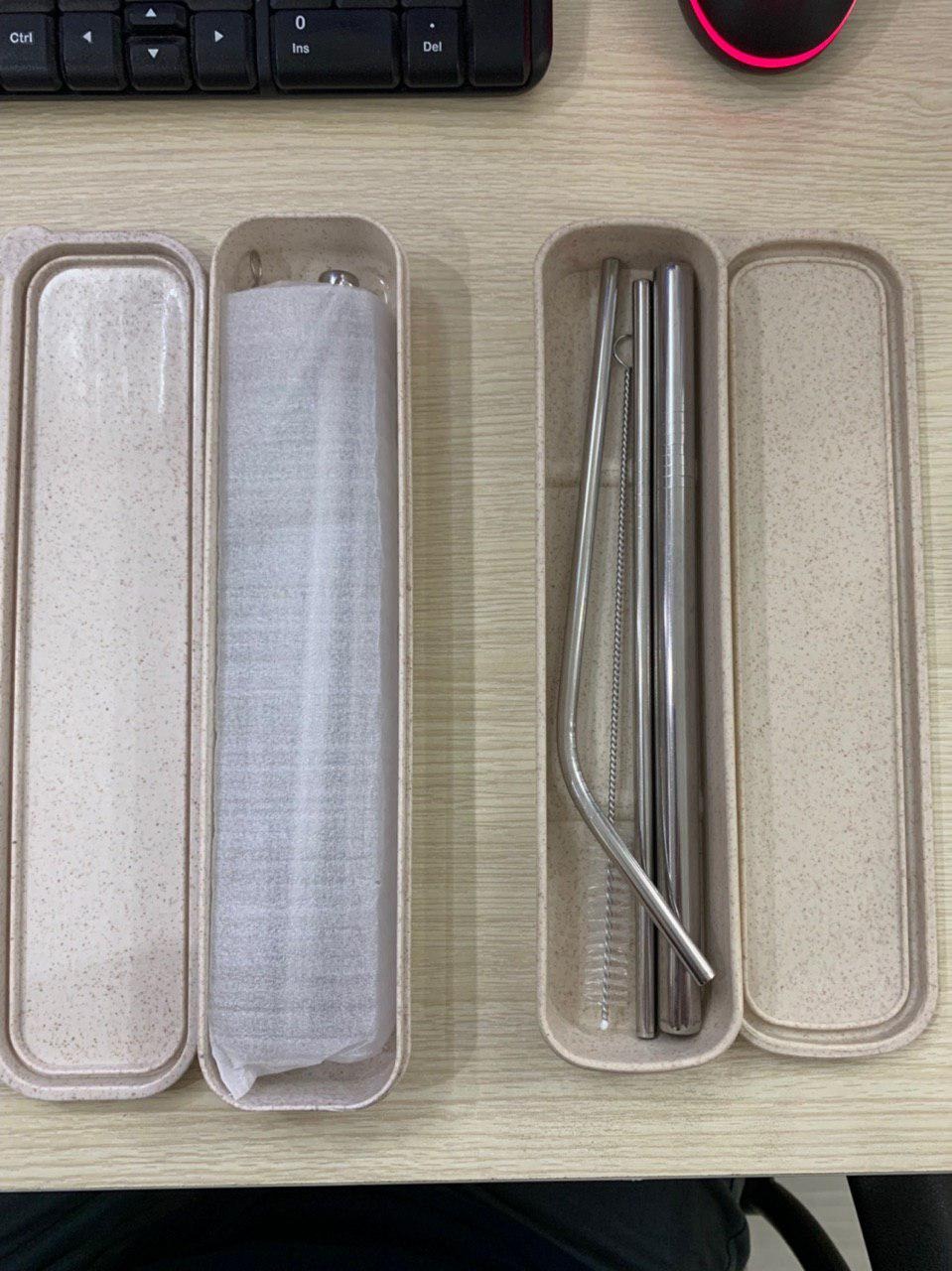 Trước khi mua ống hút, mình đã đọc cmt của các bạn bên dưới, và đã thấy tình trạng có 1 số bạn khi nhận sản phẩm bị vỡ, nứt. Mình cứ nghĩ tiki sẽ rút kinh nghiệm và cẩn thận hơn trong quá trình vận chuyển, vậy mà mình vẫn nhận được sản phẩm không hoàn chỉnh. Haizz.
Mình đặt mua 2 bộ, khi nhận thì 2 bộ có hộp khác nhau (Shop lấy ống hút từ nhiều nguồn khác nhau hay sao?) . 1 trong 2 hộp được quấn lại bằng loại màng bọc thực phẩm(vấn đề này cũng ko sao). Sau khi mở ra thì 1 hộp có bao, còn 1 hộp thì trống trơ như hình bên dưới. Ok, fine.
Mình ko cần đổi lại sản phẩm, vì mình cũng ko sử dụng cái hộp nhựa đó.
Ưu điểm: giao hàng nhanh, hôm trước đặt thì hôm sau nhận hàng.
Vài dòng cảm nhận cho các bạn có ý định mua.