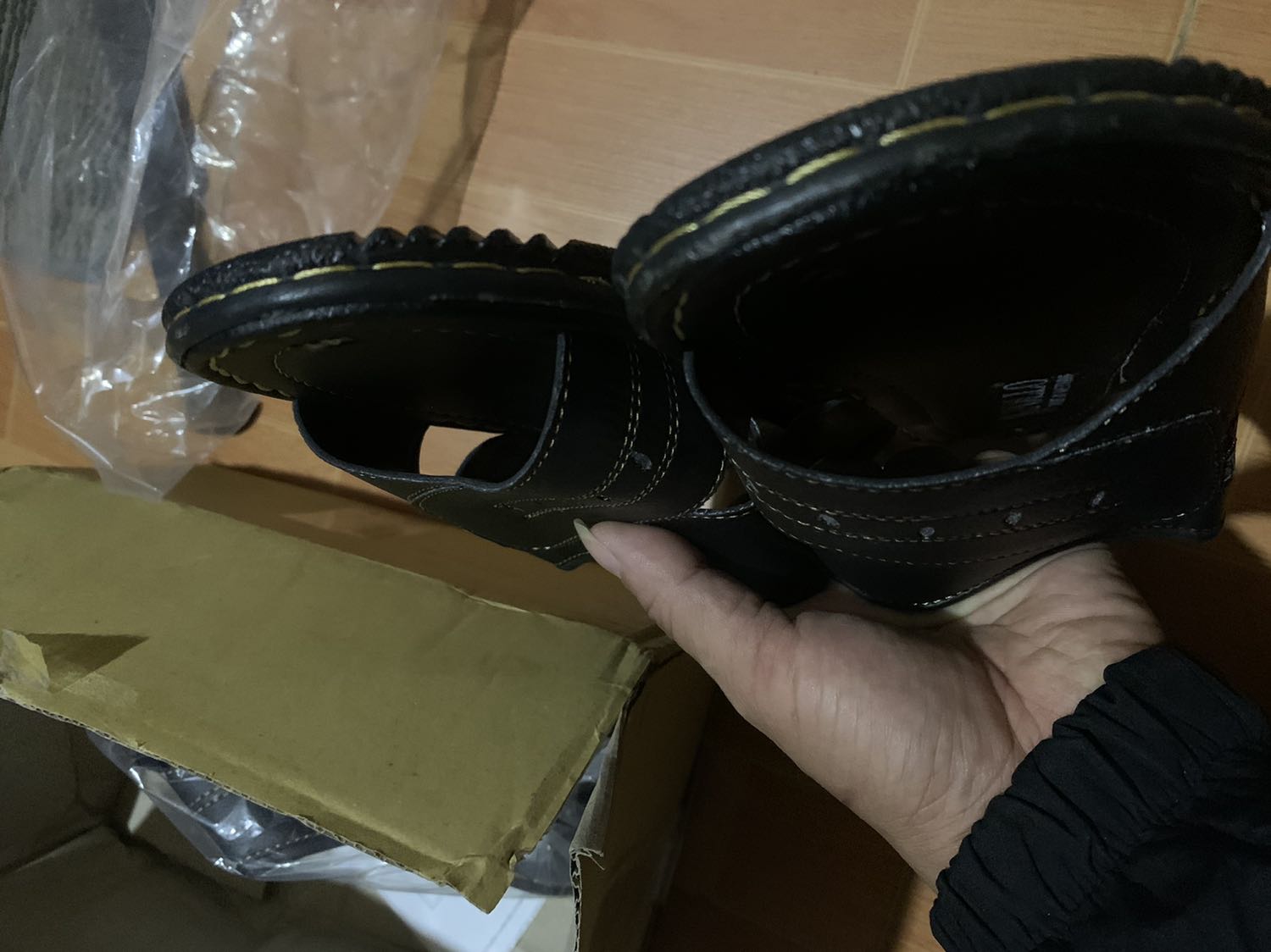 Đã nhận được đủ 2 sản phẩm dép da quai ngang, mình mua lần này là lần 3, đánh giá sản phẩm đẹp và tốt, giá lại quá rẻ. Chất lượng thì OK, chúc shop bán nhiều đơn hàng tốt hơn nữa…